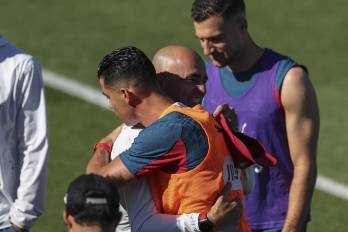 Cristiano Ronaldo saluda al seleccionador de Portugal Roberto Martínez.