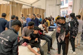 Palestinos que resultaron heridos por disparos israelíes mientras se reunían cerca de un centro de ayuda alimentaria reciben atención en el hospital Nasser de Khan Yunis, en el sur de la Franja de Gaza.