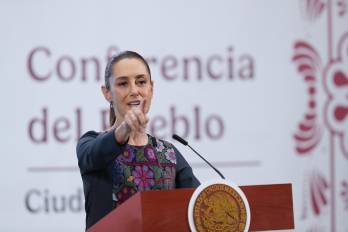 La presidenta de México, Claudia Sheinbaum, habla durante una rueda de prensa este jueves, en el Palacio Nacional de la Ciudad de México (México).
