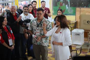 La candidata a la Presidencia de Honduras por el Partido Libertad y Refundación, Rixi Moncada, muestra un dedo con tinta luego de votar este domingo, en el centro de votación Centroamérica en Tegucigalpa (Honduras).