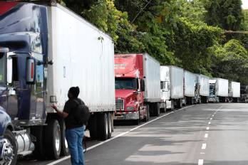 Filas de camiones en la salida de Panamá hacia Costa Rica evidencian las demoras que enfrentan transportistas en Paso Canoas..