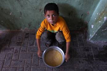 Organizaciones de ayuda humanitaria advirtieron sobre el aumento del número de niños desnutridos en la Gaza devastada por la guerra, mientras tres potencias europeas se preparaban para realizar una llamada de emergencia el 25 de julio ante la creciente crisis humanitaria.