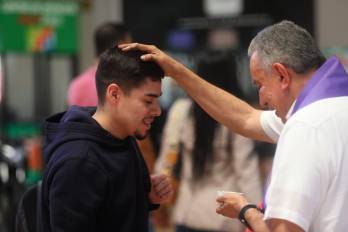 El arzobispo de Panamá, José Domingo Ulloa, da la bendición a un feligres durante los actos de celebración de la cuaresma.