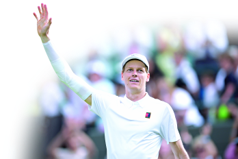 El tenista italiano Jannik Sinner celebra la victoria en cuartos de final frente al estadounidense Ben Shelton.