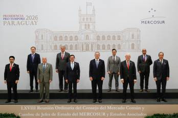 El canciller de Panamá, Javier Martínez-Acha (d) posa junto a sus homólogo en la reunión del Mercosur en Paraguay.