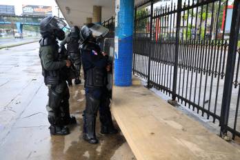 Antimotines a las afueras de la Universidad de Panamá.