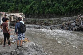 El Servicio Geológico de Estados Unidos (USGS) indicó que el desastre fue causado por un colapso glaciar que desencadenó un enorme flujo de agua helada y sedimentos.