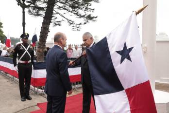 El presidente José Raúl Mulino entregando la bandera a Rodolfo Moreno, productor y empresario de la provincia de Herrera.