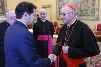 Esta foto, tomada y difundida el 17 de mayo de 2025 por Vatican Media, muestra al secretario de Estado de Estados Unidos, Marco Rubio, durante una reunión con el cardenal secretario de Estado de El Vaticano, Pietro Parolin.