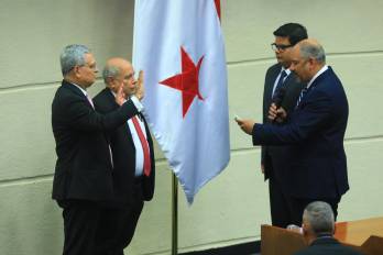 Jaime Barroso y Gilberto Estrada son juramentados como magistrado principal y suplente del Tribunal Electoral, tras ser electos por la Asamblea Nacional.