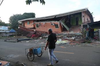 Patrocinio Mudarra empuja su carretilla por las calles de Tonosí, donde intenta retomar su actividad como buhonero tras el terremoto. Su prioridad es conseguir el sustento para su esposa y sus dos hijos.