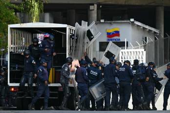 Fuerzas de seguridad llegan a El Helicoide —una prisión propiedad del gobierno venezolano, utilizada para presos comunes y políticos del Servicio Bolivariano de Inteligencia Nacional (SEBIN)— en Caracas el 8 de enero de 2026.