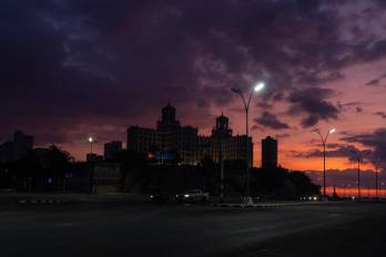 Cuba atraviesa una crisis persistente provocada por la escasez de combustible vinculada a las restricciones en el suministro de petróleo, lo que afecta la estabilidad energética y el transporte diario en toda la isla.