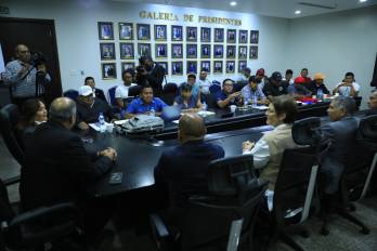 La huelga indefinida de trabajadores bananeros continúa mientras diputados insisten en preservar derechos laborales.