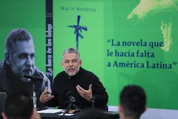 El escritor colombiano Mario Mendoza habla durante una rueda de prensa este 9 de abril de 2026, en Bogotá.