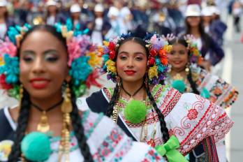 Estudiantes integrantes de bandas de música desfilan por la Vía España este lunes, como parte del 122 aniversario de separación de Colombia.
