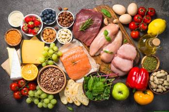 La dieta keto se basa en un consumo muy bajo en carbohidratos, alto en grasas y moderado en proteínas.