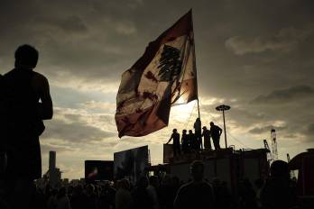 Cientos de personas marchan este lunes por las calles de Beirut en el quinto aniversario de la explosión del puerto, para recordar a las víctimas y exigir justicia.
