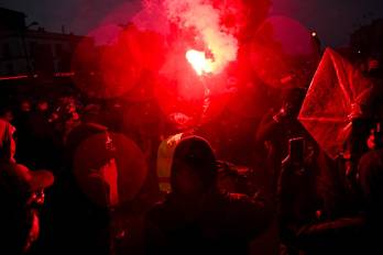 En Toulouse, un manifestante de 20 años resultó herido de gravedad en la mano, según las autoridades.
