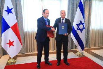 El canciller Javier Martínez-Acha estrecha la mano del embajador de Israel en Panamá, Mattanya Cohen, tras la firma del acuerdo.