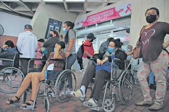 Pacientes esperan afuera del Instituto Oncológico Nacional.