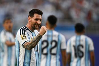 Messi, que alcanzó los 200 partidos con la selección argentina y se convirtió en el primer futbolista en disputar seis Copas del Mundo, tuvo un gol invalidado al minuto 5 .