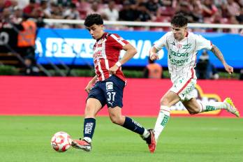 El defensor mexicano, Richard Ledezma (izq.).