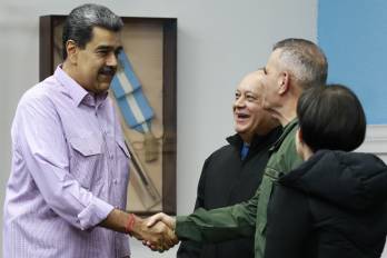 Fotografía cedida por el Palacio de Miraflores del presidente de Venezuela, Nicolás Maduro (i), saludando al ministro de defensa Vladimir Padrino López.