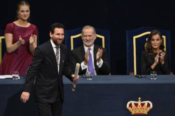 El futbolista argentino Lionel Messi, Premio Princesa de Asturias de los Deportes, recibe su diploma durante la ceremonia.