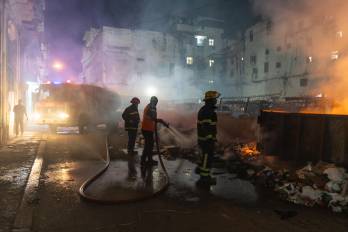 Montones de basura ardiendo llenan las calles de humo durante los continuos apagones y la escasez de combustible que ha interrumpido los servicios de recolección de residuos, como se observa en La Habana.