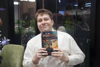 A sus 24 años de edad, a punto de cumplir los 25, Harrison Smith recibió una noticia que terminó por completar el rompecabezas que sentía de niño al sentirse distinto frente a los demás. Ello lo refleja en su libro ‘En Mi Propio Tono’.