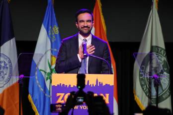 El candidato a la alcaldía de Nueva York, Zohran Mamdani, celebra durante un evento de la noche electoral en el Teatro Paramount de Brooklyn, Nueva York, el 4 de noviembre de 2025.