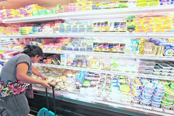 Una señora busca productos lácteos o sucedáneos en un supermercado de la localidad.