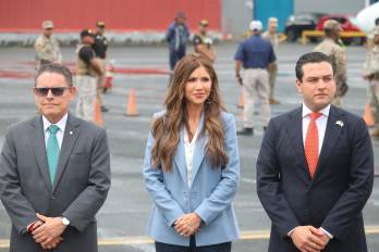 AME8143. CIUDAD DE PANAMÁ (PANAMÁ), 24/06/2025.- La secretaria de Seguridad Nacional de Estados Unidos, Kristi Noem (c), en compañía del ministro de Seguridad, Frank Ábrego (i), asisten a un acto este martes, en Ciudad de Panamá (Panamá).