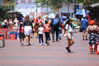 Según la Encuesta de Mercado Laboral del INEC analizada por APEDE, la tasa de participación laboral alcanzó el 64% con 2.19 millones de personas en la población económicamente activa.