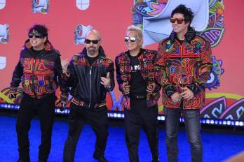 La agrupación panameño Los Rabanes durante su paso por la alfombra azul de los Premios Juventud.