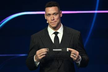 El beisbolista estadounidense Aaron Judge muestra la tarjeta con la palabra ‘Panamá’ durante el sorteo de la Copa Mundial de Fútbol de la FIFA.