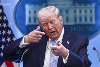 Trump gesticula mientras responde a una pregunta de los medios de comunicación durante una rueda de prensa sobre Irán desde la Casa Blanca en Washington. D. C.