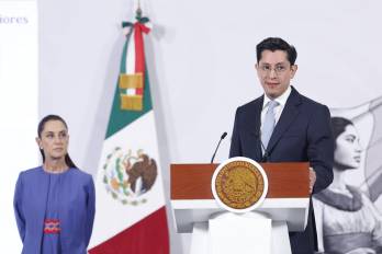 En una imagen de archivo, Roberto Velasco Álvarez, subsecretario para América del Norte (d), habla junto a la presidenta de México, Claudia Sheinbaum. Velasco Álvarez fue propuesto por Sheinbaum ante el Senado para asumir la Cancillería tras la dimisión por motivos de salud de Juan Ramón de la Fuente.