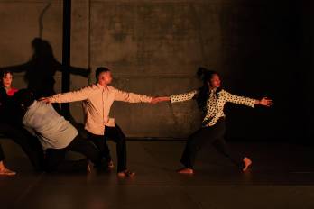 DESAUTOMÁTICO explora, mediante la danza, la automatización de los cuerpos y las relaciones humanas en la era digital.