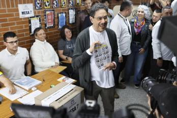 El candidato oficialista Iván Cepeda mostrando el tarjetón electoral después de votar, al igual que el mandatario saliente Gustavo Petro.