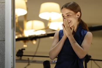 La hija de la líder opositora venezolana María Corina Machado, Ana Corina Sosa, reacciona en el balcón del Grand Hotel en Oslo, Noruega, al saludo de los venezolanos.