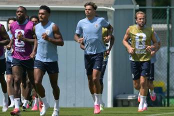 (De izquierda a derecha) El invitado, el delantero de Inglaterra #22 Ivan Toney, el delantero #19 Ollie Watkins, el defensor #03 Nico O’Reilly y el delantero #09 Harry Kane realizan ejercicios de calentamiento durante una sesión de entrenamiento en la víspera del partido de semifinales del Mundial de Fútbol 2026 entre Inglaterra y Argentina, en el Swope Soccer Village, en Kansas City.
