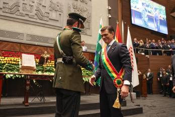 El presidente constitucional de Bolivia, Rodrigo Paz Pereira (d), recibe la banda presidencial de parte del vicepresidente Edman Lara este sábado, en La Paz (Bolivia). EFE/ Luis Gandarillas POOL