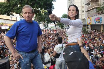 Fotografía de archivo fechada el 09 de enero de 2025 del exdiputado venezolano Juan Pablo Guanipa (i) junto a la líder antichavista María Corina Machado saludando a sus seguidores en una manifestación en Caracas (Venezuela).