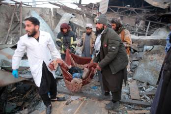 Víctimas de supuestos bombardeos pakistaníes son trasladadas del lugar de los hechos, en Kabul, Afganistán, 17 de marzo de 2026.