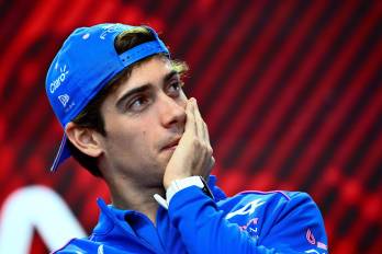 El piloto argentino de Alpine, Franco Colapinto, antes de la tercera sesión de entrenamientos libres del Gran Premio de Hungría de Fórmula 1 en el circuito de Hungaroring, en Mogyoród.