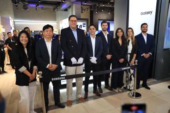 Ejecutivos de Samsung y Mirgor durante la apertura de la tienda Samsung en Multiplaza.