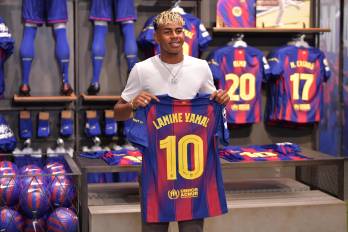El jugador del FC Barcelona, Lamine Yamal posando con su nuevo dorsal.