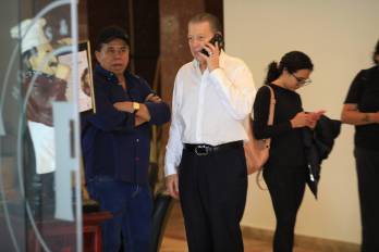 Los diputados Osmán Gómez y Manuel Cohen captados en la entrada del hotel en el área de la avenida Perú.